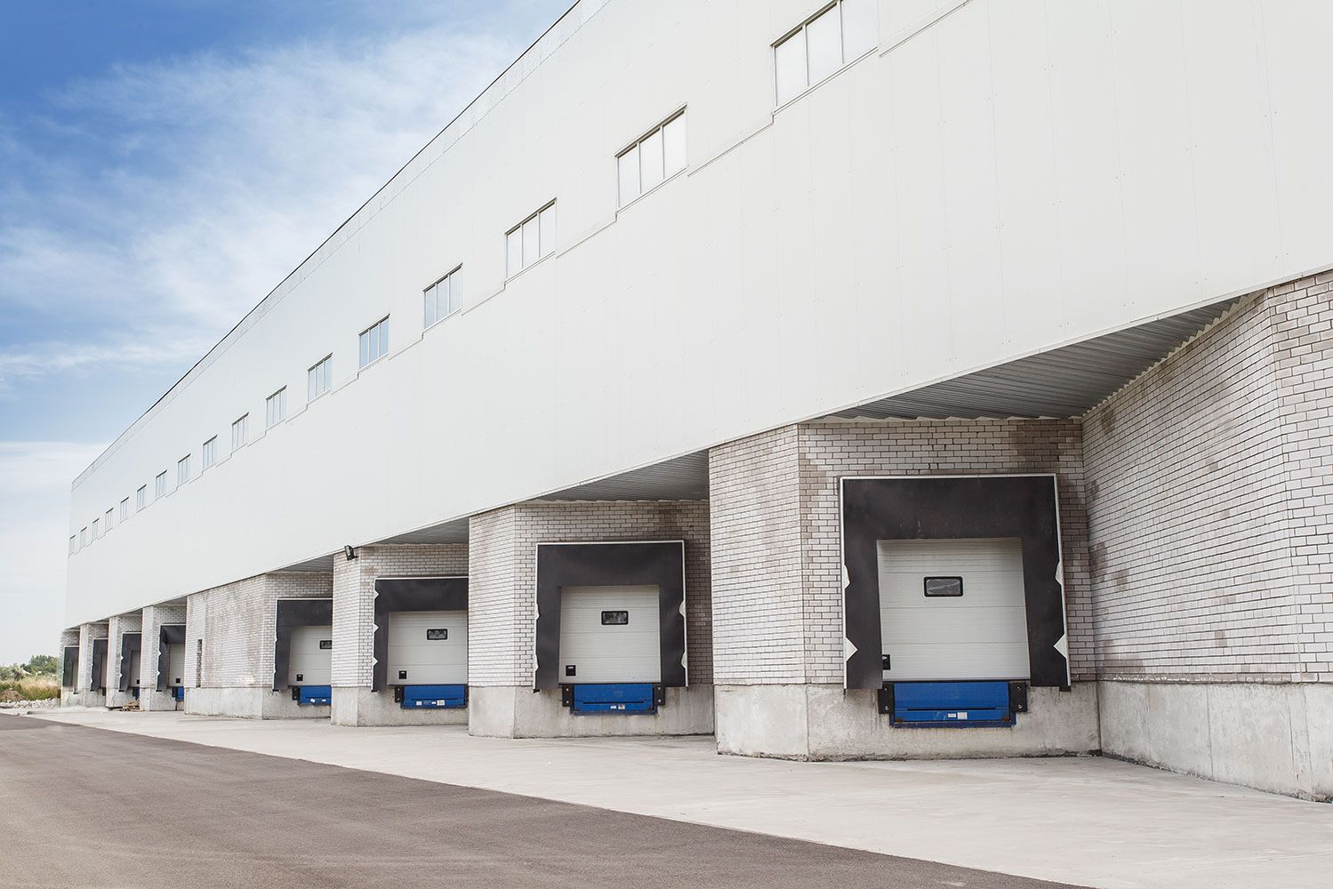 Eine weiße Lagerhalle mit Andockstellen